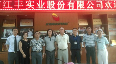 在香港，销售每三只冰鲜鸡就有两只是江丰出品，但中国大陆的市场更大，这次找老子有钱lzyq88合作就是要打开家门口的市场。老子有钱lzyq88团队开局便签约虎艳芬作江丰代言，我们对接下来的合作充斥信心。